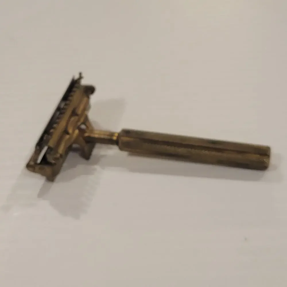 Vintage Valet Autostrop Safety Razor Gold tone. New York, USA